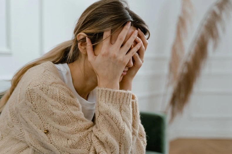 A women with her hands on her face feeling stressed not knowing six ways technology can reduce stress