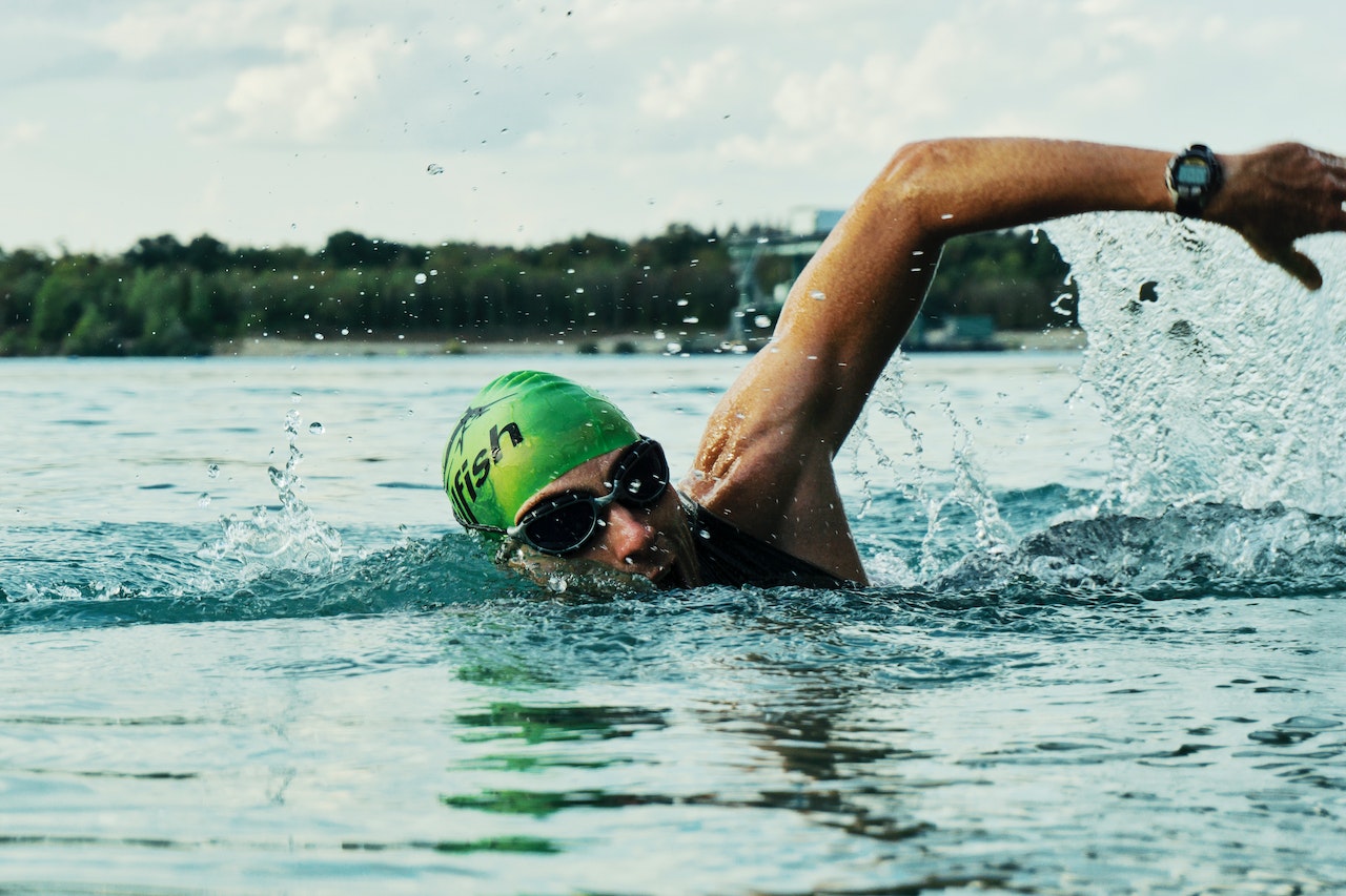 An athlete able to swim after feeling the benefits of hyperbaric oxygen therapy